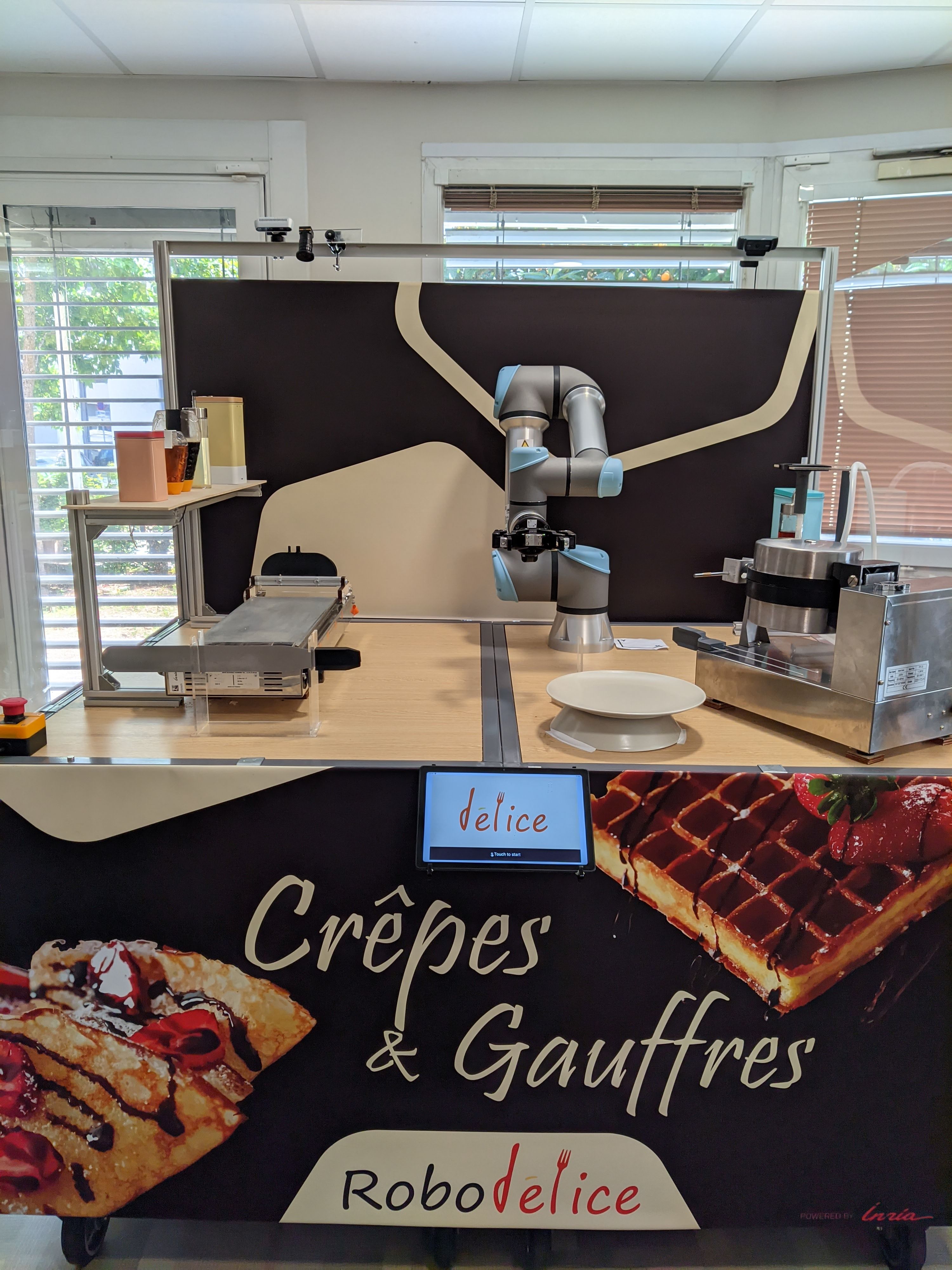 RoboDélice kiosk preparing crêpes and waffles